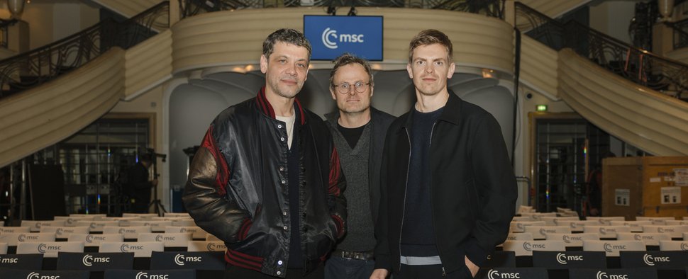 „Tatort: Der sichere Tod“: (v. l.) Carlo Ljubek, Regisseur Lancelot von Naso und Ferdinand Hofer – Bild: BR/TELLUX Film GmbH/Linda Gschwentner