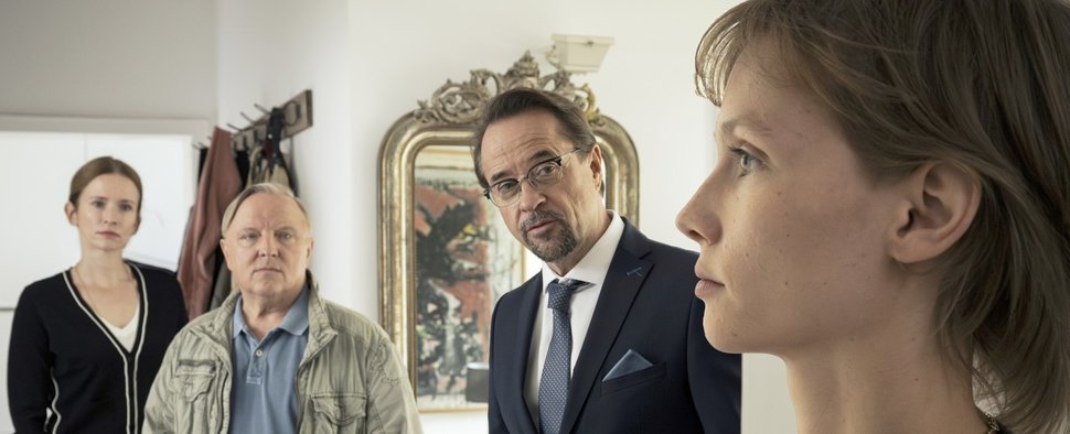 „Tatort: Fiderallala“: Solveig Menke (Adina Vetter, l.), Frank Thiel (Axel Prahl, 2. v. l.), Prof. Karl-Friedrich Boerne (Jan Josef Liefers, 2. v. r.) und Fraya Menke (Meira Durand, r.) – Bild: WDR/Martin Valentin Menke