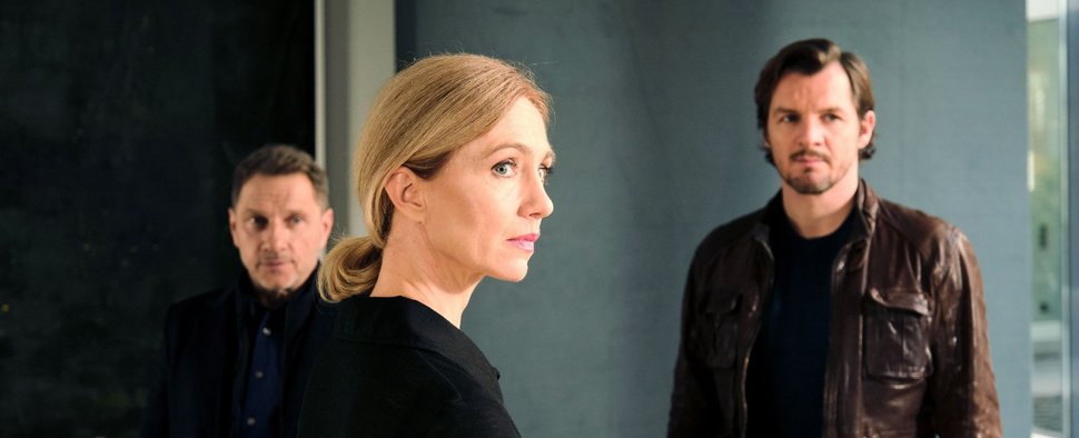 „Tatort: Videobeweis“: Kim Tramell (Ursina Lardi) und die Kommissare Thorsten Lannert (Richy Müller, l.) und Sebastian Bootz (Felix Klare) – Bild: SWR/Benoît Linder