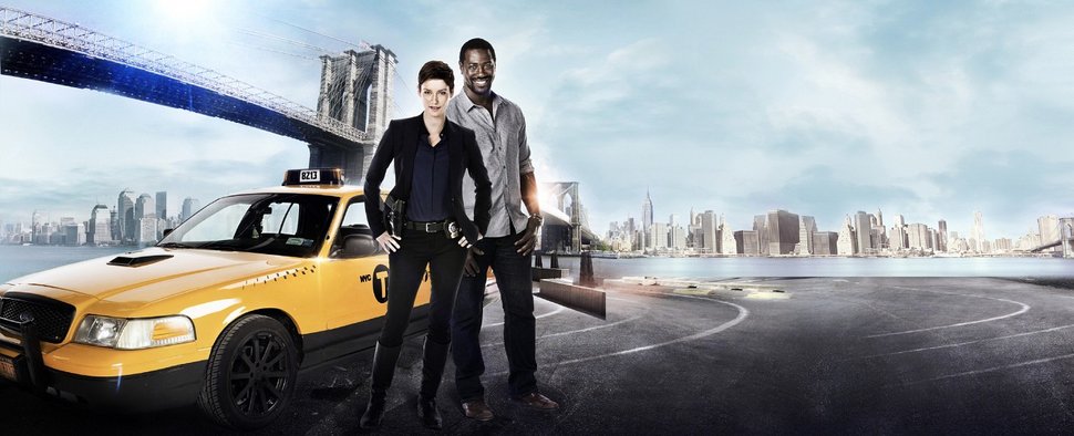 Schnelles Auto, toughe Typen: Detective Caitlyn Sullivan (Chyler Leigh) und Leo Romba (Jacky Ido) in „Taxi Brooklyn“ – Bild: TF1/NBC