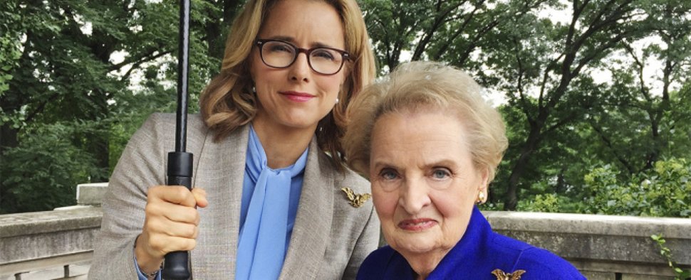 Tea Leoni und Madeleine Albright bei den Dreharbeiten zu „Madam Secretary“ – Bild: CBS
