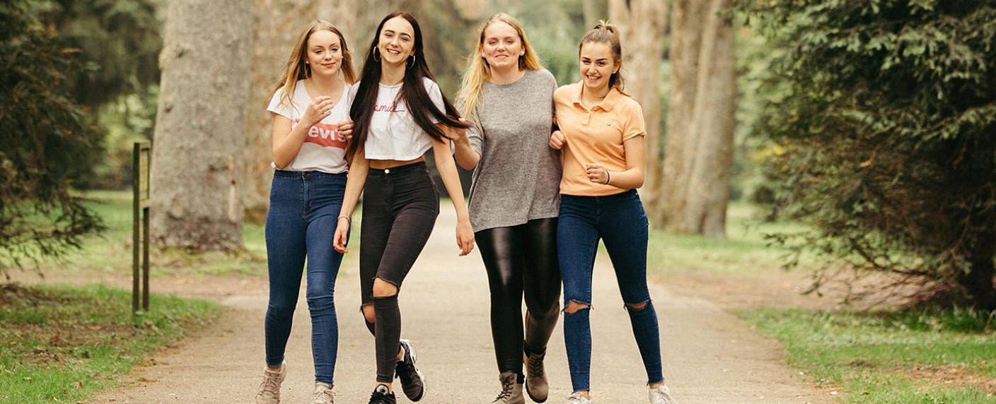 Kabel Eins lässt Teenies allein daheim – Neues Erziehungsexperiment im November – Bild: Kabel Eins/​Arya Shirazi