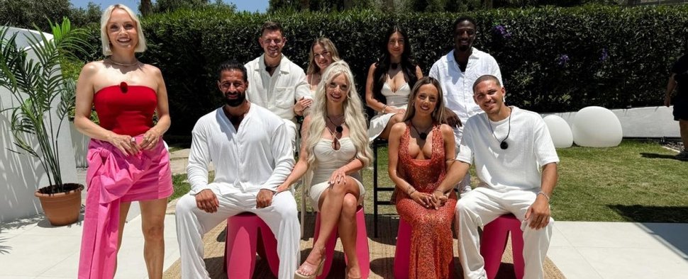 Moderatorin Janin Ullmann (l.) mit den Paaren der achten Staffel – Bild: RTL