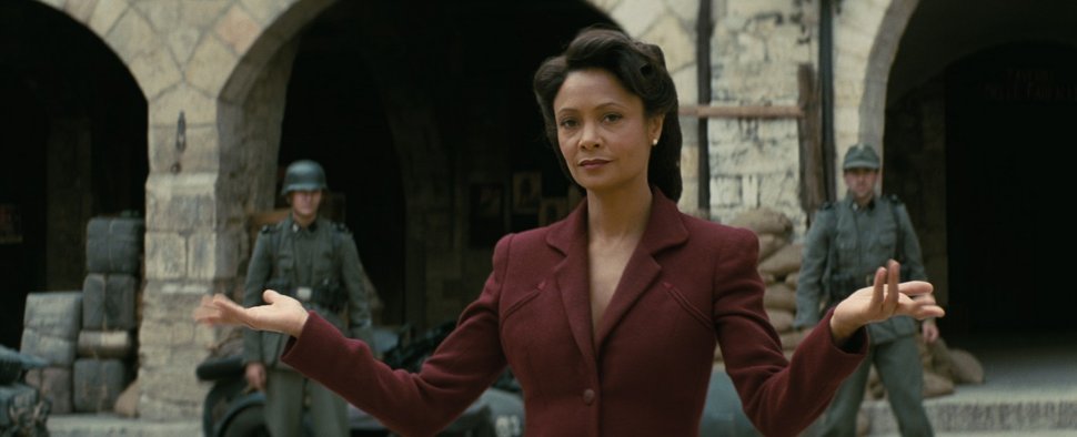 Thandie Newton als Maeve in der virtuellen Warworld – Bild: HBO