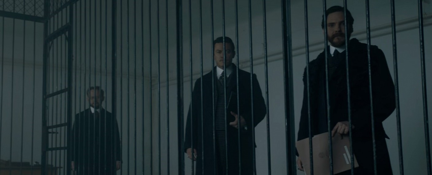 „The Alienist“: TNT präsentiert Trailer zur Serie mit Daniel Brühl und Dakota Fanning – Früherer Profiler jagt Prostituierten-Mörder – Bild: TNT