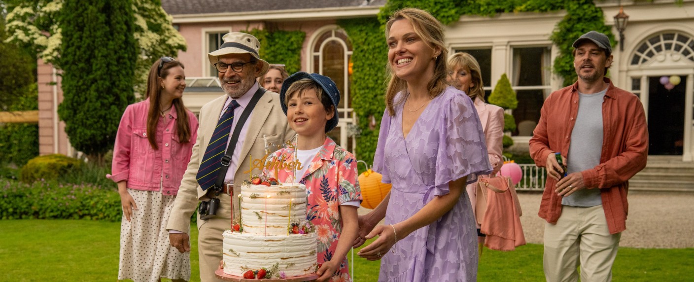 „The Au Pair“: Trailer zum Thriller mit „Beyond Paradise“-Star – „Poirot“-Star David Suchet ebenfalls mit dabei – Bild: Channel 5
