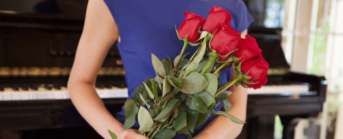 „Die Bachelorette“: RTL verteilt wieder rote Rosen – Traumfrau trifft auf 20 interessierte Männer – Bild: RTL /​ Armanda Claro