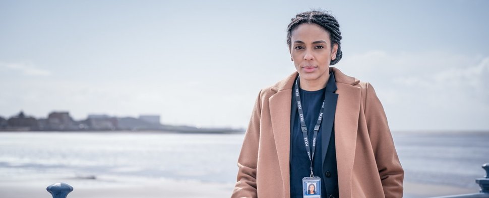 „The Bay“: Marsha Thomason hat mit Staffel drei als Kriminalbeamtin DS Jenn Townsend die Ermittlungen übernommen. – Bild: ZDF/Ben Blackall