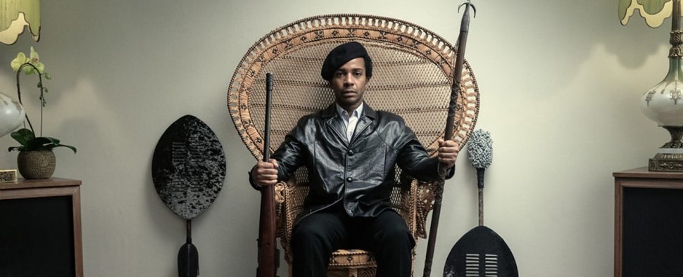 Huey P. Newton (André Holland) posiert als Kopf der Black Panther Party. – Bild: Warner/Apple Studios