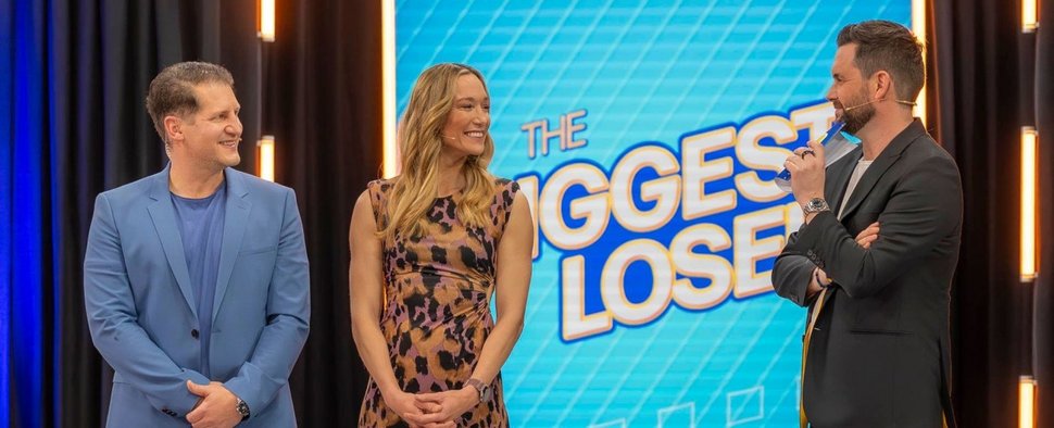 „The Biggest Loser“: (v. l.) die Coaches Ramin Abtin und Dr. Christine Theiss sowie Moderator Matthias Killing – Bild: Joyn/Andy Ilmberger