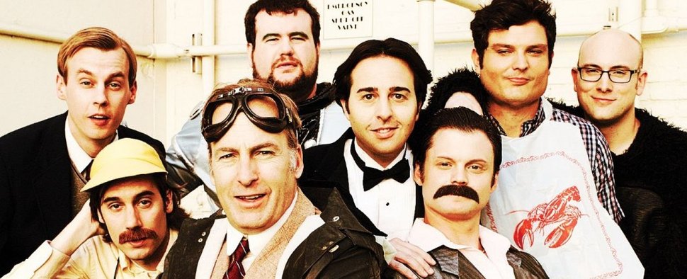 Die „Birthday Boys“ mit Ehrenmitglied Bob Odenkirk (3.v.l.) – Bild: IFC