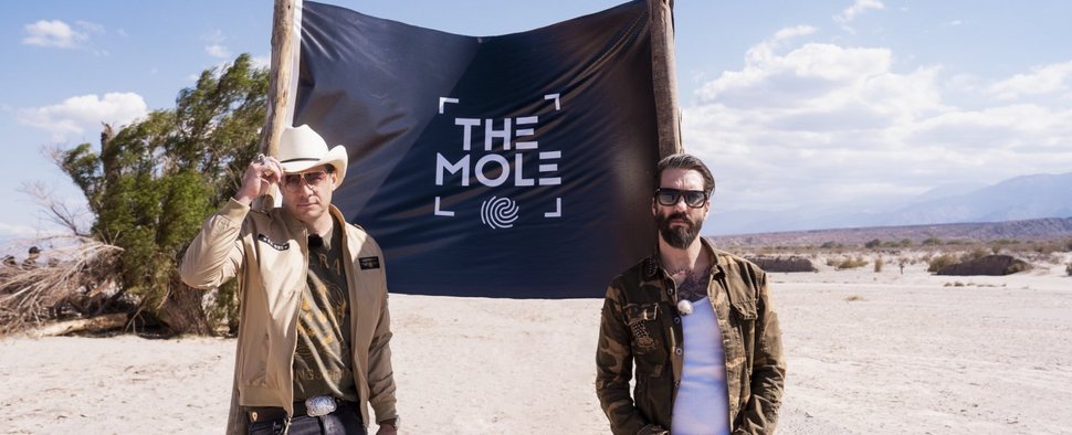 The BossHoss alias Sascha Vollmer (l.) und Alec Völkel moderieren „The Mole“ – Bild: Sat.1/Florentin Becker