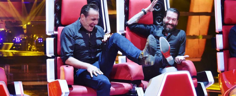 The BossHoss nehmen für „The Voice Senior“ wieder in den roten Drehsesseln Platz – Bild: SAT.1/André Kowalski