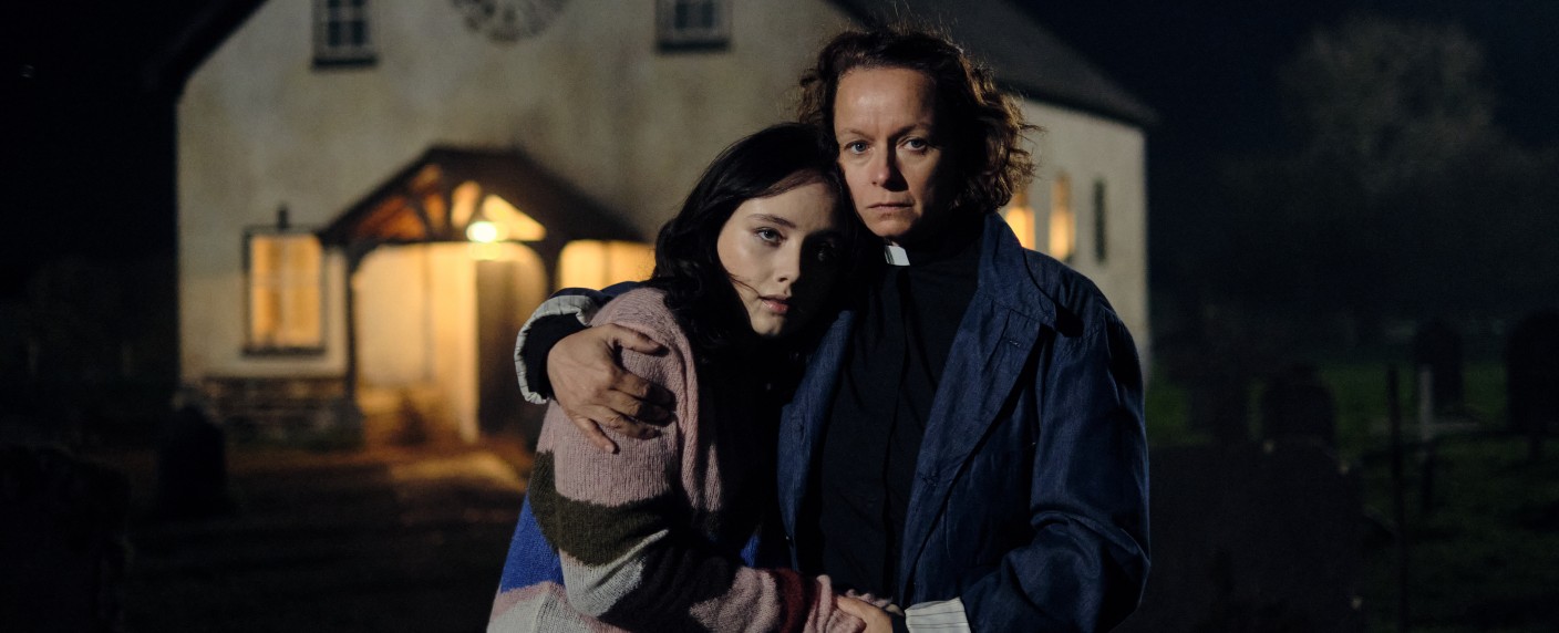 [UPDATE] „The Burning Girls“: Trailer zum Horror-Thriller mit Samantha Morton („The Walking Dead“) – Vorgeschmack auf Romanverfilmung von „Das Gotteshaus“ – Bild: Paramount+