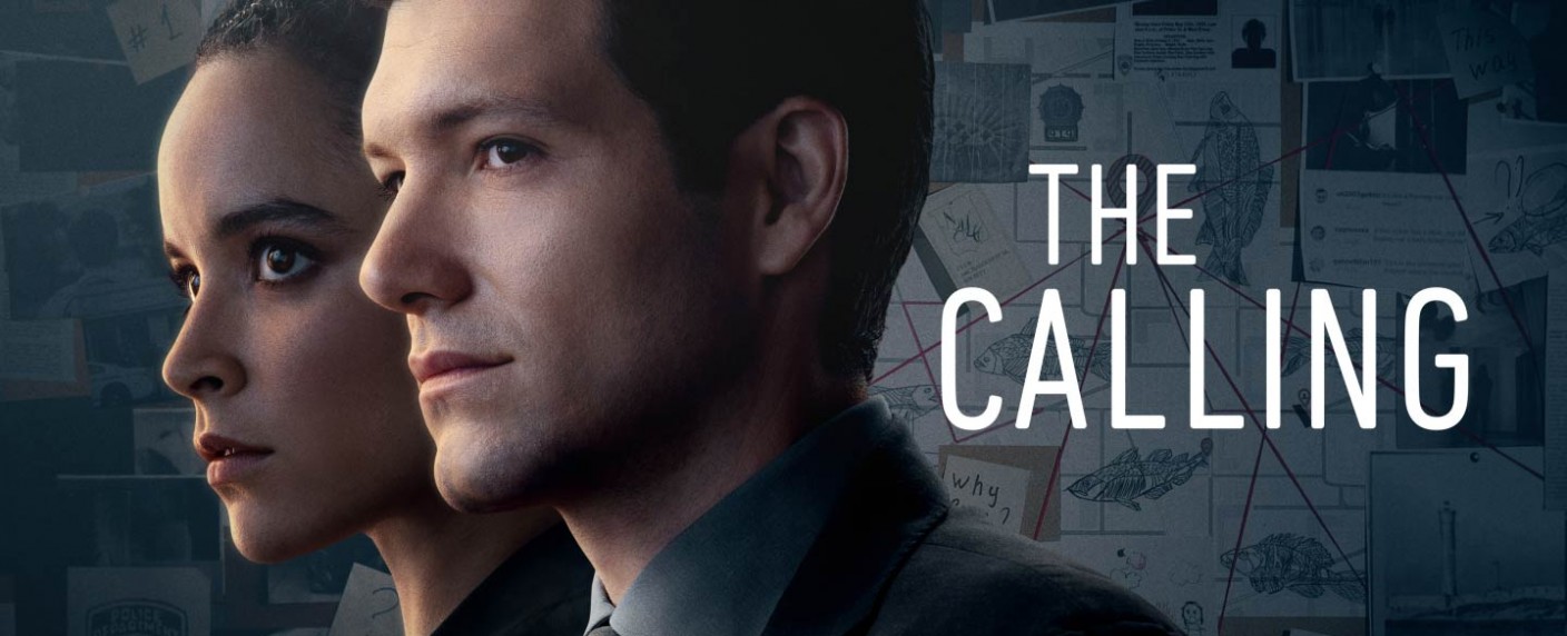 „The Calling“: Trailer zum neuen Thrillerdrama von Erfolgsproduzent David E. Kelley – Ermittler bekommt es mit einem komplizierten Vermisstenfall zu tun – Bild: Peacock