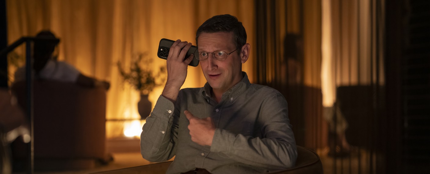 [UPDATE] „The Chair Company“: Verschwörungs-Comedy mit Tim Robinson feiert Deutschlandpremiere, erhält ersten Trailer – Neue HBO-Serie kurz nach der US-Premiere bei Sky – Bild: HBO/​Sky