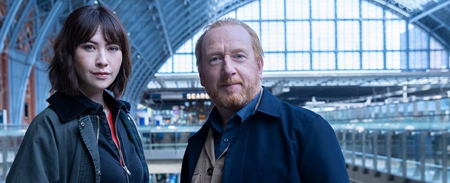 „The Chelsea Detective“: Adrian Scarborough im Trailer zu Staffel 3 der Krimiserie zurück – Neue Folgen der ZDF-Koproduktion feiern demnächst Premiere – Bild: Acorn TV