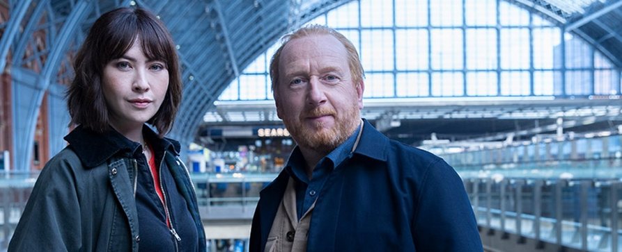 „The Chelsea Detective“: Dritte Staffel für ZDF-Koproduktion – Krimi mit Adrian Scarborough und Vanessa Emme wird fortgesetzt – Bild: Acorn TV