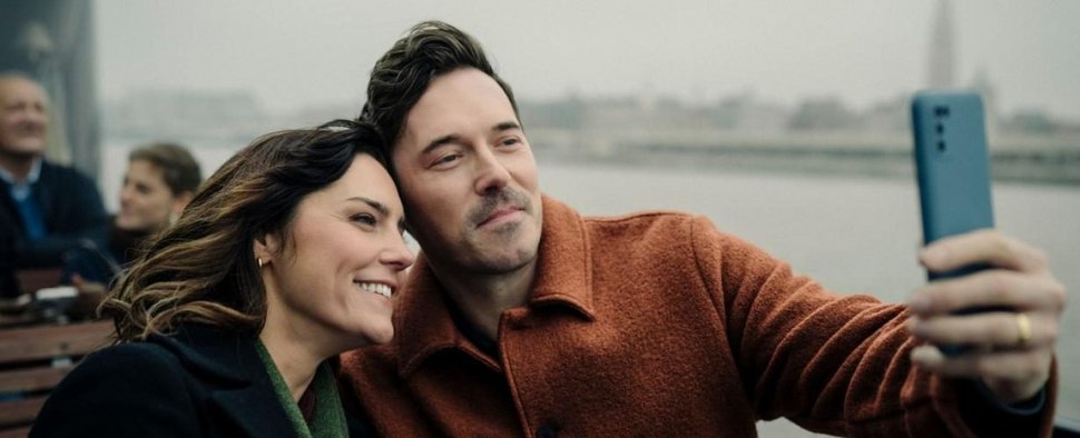 „The Couple Next Door“ Staffel 2 mit Charlotte (Annabel Scholey, l.) und Jacob (Sam Palladio, r.) – Bild: Channel 4
