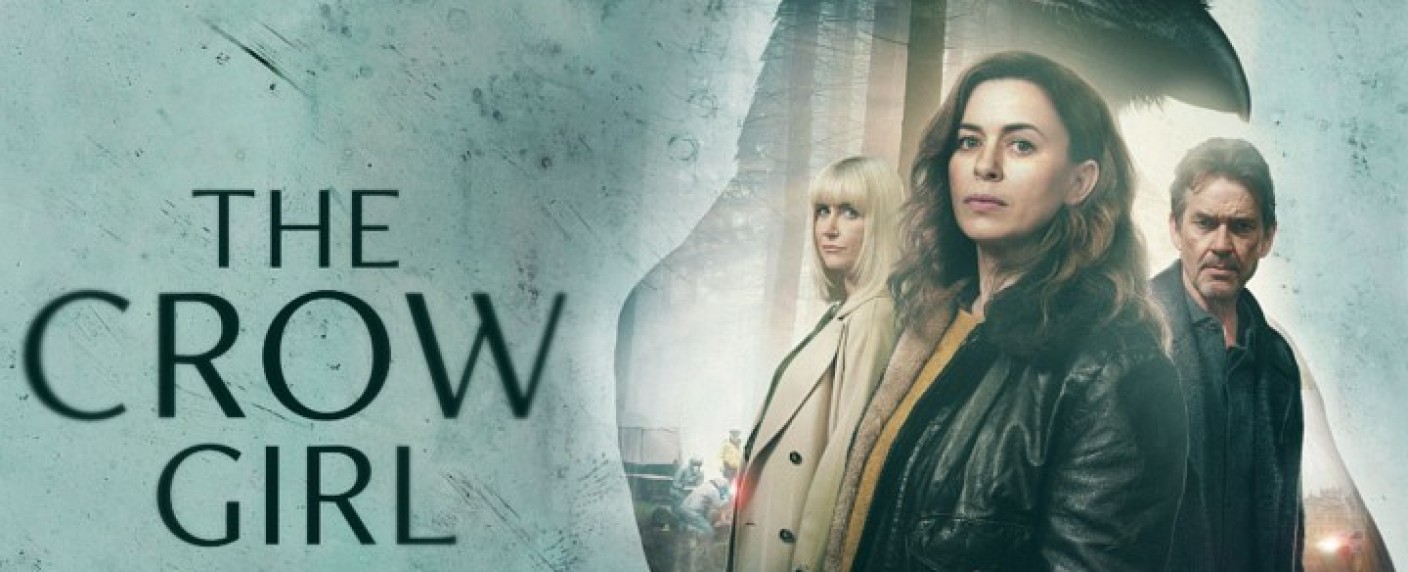 [UPDATE] „Krähenmädchen“: Trailer und deutscher Starttermin zum Thriller mit Eve Myles und Dougray Scott – Romanadaption von „The Crow Girl“ um eine mysteriöse Mordserie – Bild: Paramount+