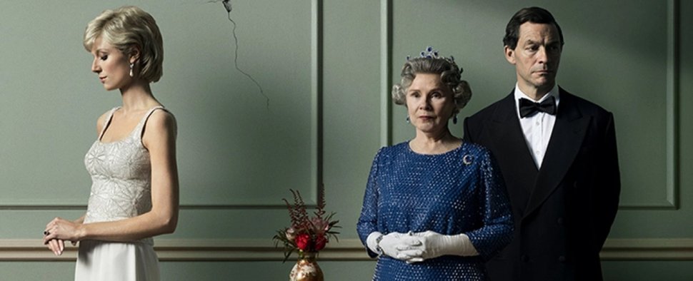 „The Crown“ in Staffel 5 mit Imelda Staunton (M.), Elizabeth Debicki (l.) und Dominic West (r.) – Bild: Netflix