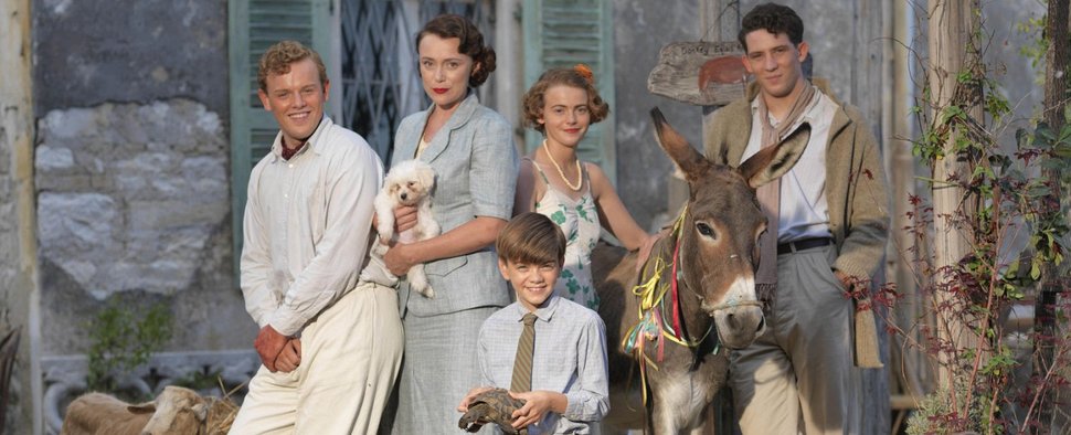 „The Durrells“: Familienfoto mit Esel – Bild: ITV