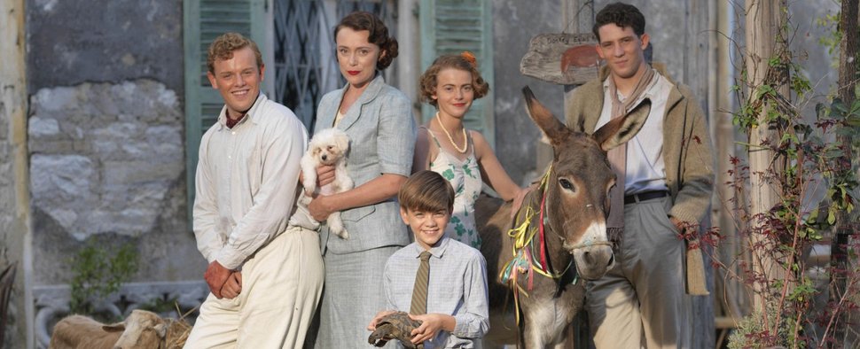 „The Durrells“: Familienfoto mit Esel – Bild: ITV „The Durrells“: Familienfoto mit Esel – Bild: ITV