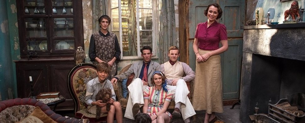 „The Durrells“: Louisa (l.), ihre vier Kinder (auf der Couch) und Haushaltshilfe Lugaretzia – Bild: ITV