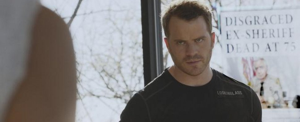 „The Frankenstein Code“: Der wiedererweckte Ray Pritchard (Robert Kazinsky) mit seiner eigenen Todesmeldung im Hintergrund – Bild: FOX