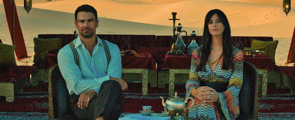 „The Gentlemen“: Theo James und Kaya Scodelario am Set in Marokko – Bild: Netflix