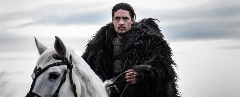 Wer reitet in „The Last Kingdom“ so spät durch Nacht und Wind? Es ist der Recke Uhtred (Alexander Dreymon) zu Pferde geschwind! – Bild: BBC