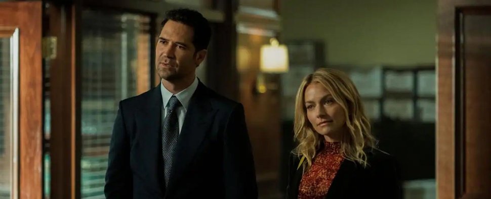 „The Lincoln Lawyer“ mit Manuel Garcia-Rulfo (Mickey Haller) und Becki Newton (Lorna) geht weiter – Bild: Netflix