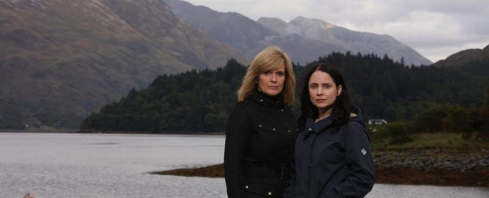 Die unerfahrene Annie Cathro (Laura Fraser, r.) und die erfahrene Kollegin Lauren Quigley (Siobhan Finneran) in „Loch Ness“ – Bild: ITV