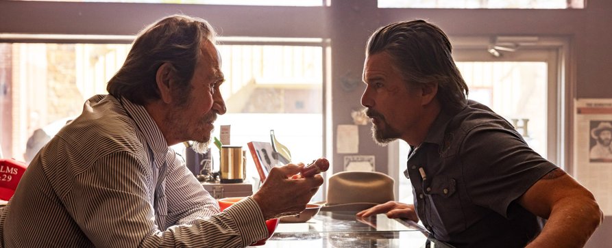 „The Lowdown“: Termin für Staffel 2 mit Ethan Hawke und Neuzugang Tommy Lee Jones – Ein neuer Fall für den abgehalfterten Wahrheitsforscher – Bild: FX/Hulu/Disney+ „The Lowdown“: Termin für Staffel 2 mit Ethan Hawke und Neuzugang Tommy Lee Jones – Ein neuer Fall für den abgehalfterten Wahrheitsforscher – Bild: FX/Hulu/Disney+