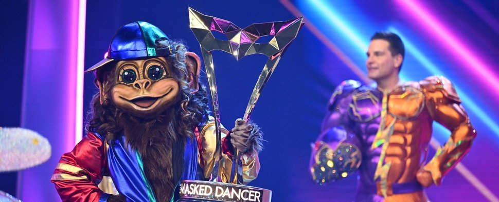 Der Affe (l.) hat die erste Staffel von „The Masked Dancer“ gewonnen. – Bild: ProSieben/Willi Weber