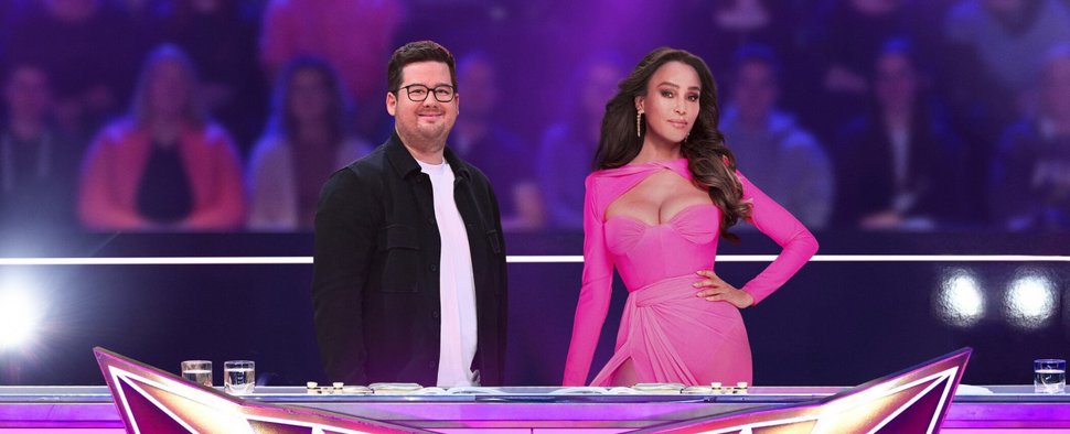 „The Masked Singer“: Chris Tall und Verona Pooth bilden das Kern-Rateam der zwölften Staffel. – Bild: Joyn/Willi Weber/Michael de Boer