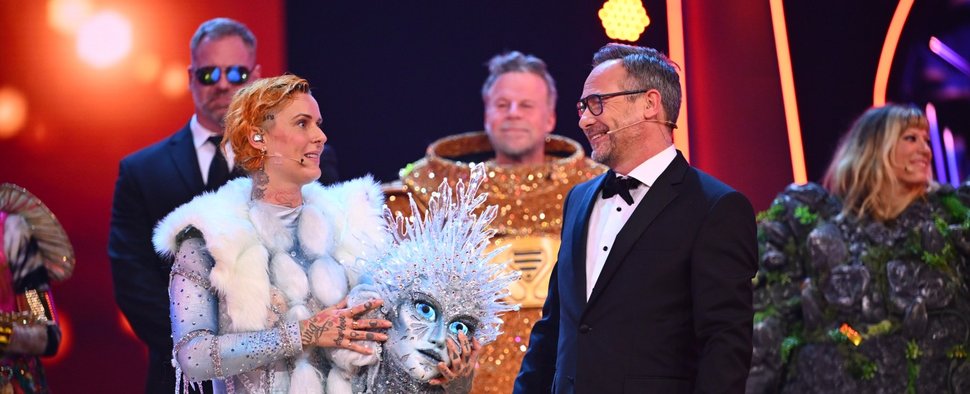 „The Masked Singer“: Moderator Matthias Opdenhövel mit Gewinnerin Jennifer Weist (l.) – Bild: ProSieben/Willi Weber