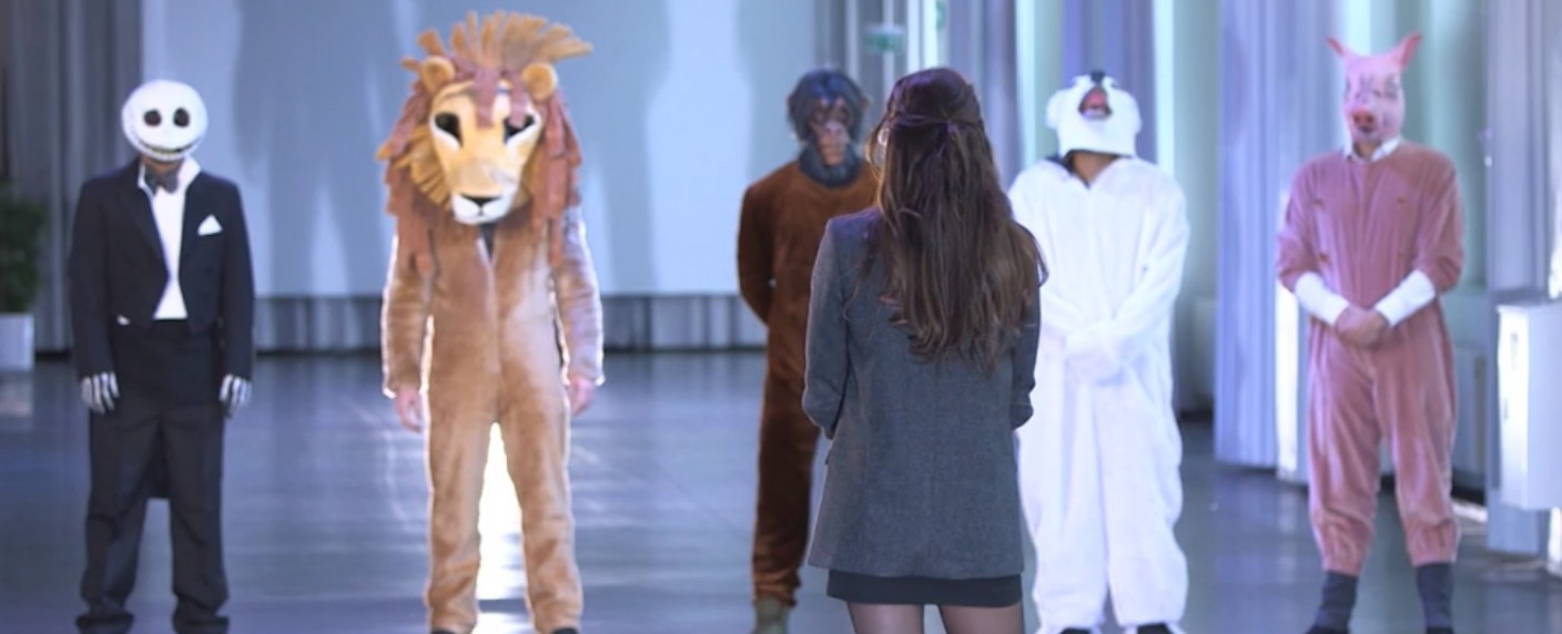 „The Masked Singles“: Neue TVNOW-Datingshow mit verkleideten Singles – „Love Island“-Denise sucht den Richtigen im Ganzkörperkostüm – Bild: TVNOW/​Screenshot