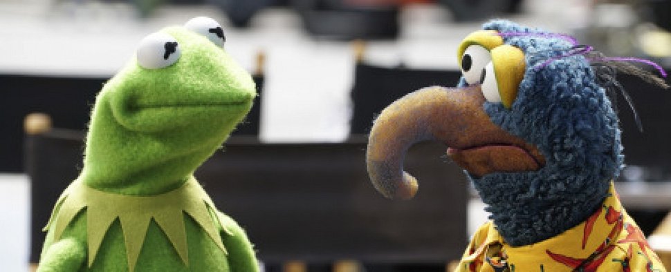 Bereiten ihre neue Show vor: Kermit und Gonzo in „The Muppets“ – Bild: ABC Studios / The Muppets Studios