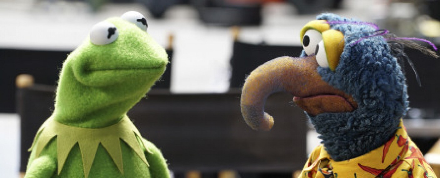 Video: „The Muppets“ im Aaron-Sorkin-Stil – Mashup lässt Kermit mit Matthew Perrys Stimme sprechen – Bild: ABC Studios /​ The Muppets Studios