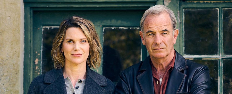 „The Northumbria Mysteries“ mit Liz White und Robson Green (v. l.) – Bild: BBC