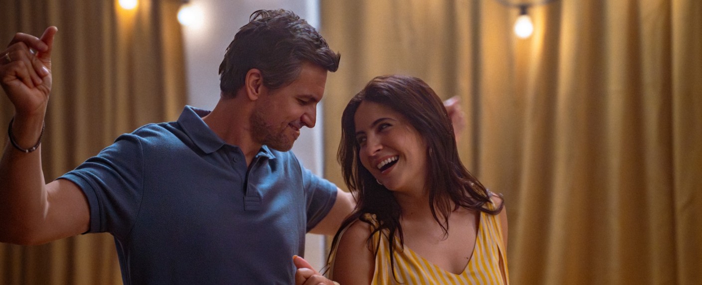 „the other gAIrl“: Neue ZDFneo-Serie mit Tom Beck und Chryssanthi Kavazi erhält Termin – „Instant-Fiction“-Serie über ein Paar im Konflikt mit einer Companion-KI – Bild: ZDF/​Paul Tchurz