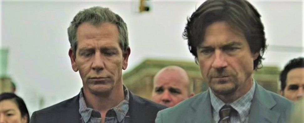 „The Ousider“: Det. Ralph Anderson (Ben Mendelsohn) führt den Verdächtigen Terry Maitland (Jason Bateman) ab – Bild: HBO