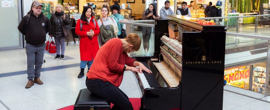 Quoten: „The Piano“ startet gut und nur knapp hinterm „Sommerhaus“ – „Mord mit Aussicht“ insgesamt an der Spitze, ZDF-Israel-Doku bleibt blass – Bild: RTL/​Hendrik Lüders