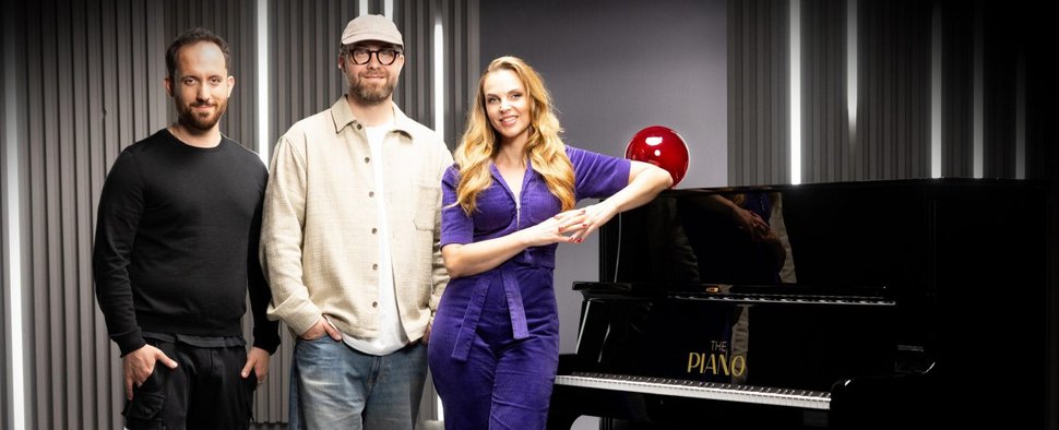 „The Piano“: (v. l.) Mark Forster, Igor Levit und Moderatorin Annika Lau – Bild: RTL/Boris Breuer