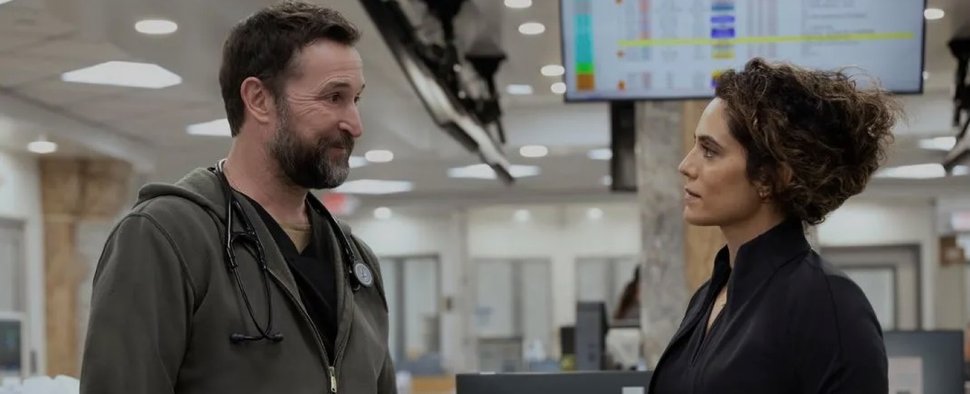 Noah Wyle und Sepideh Moafi – Bild: HBO Max/Warner Bros. Television