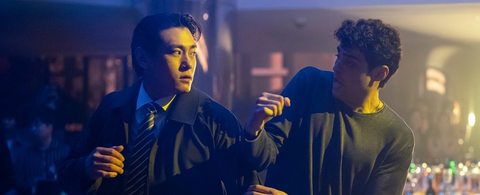 „The Recruit“: Noah Centineo (r.) und Teo Yoo (l.) in Staffel 2 – Bild: Netflix
