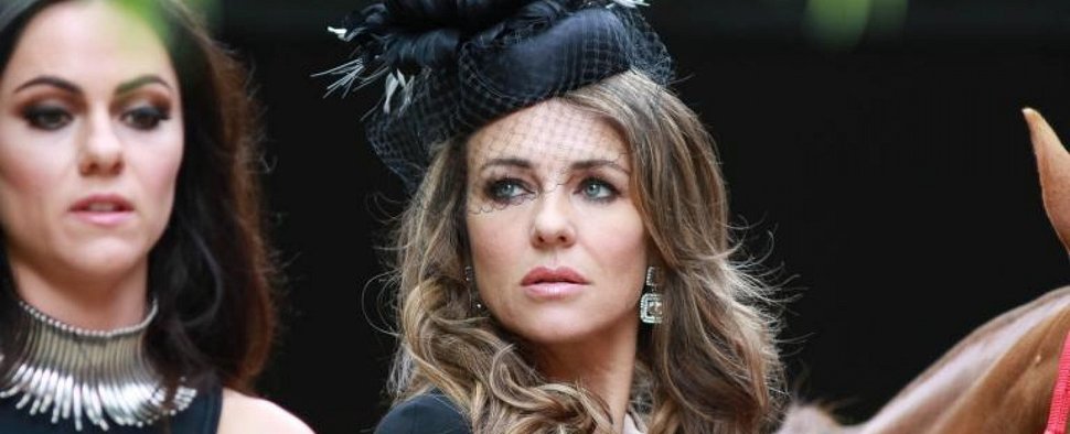 Eleanor (Alexandra Park; l.) und ihre Mutter Helena (Elizabeth Hurley) „The Royals“ – Bild: 2015 E! Entertainment Media LLC/Lions Gate Television Inc.