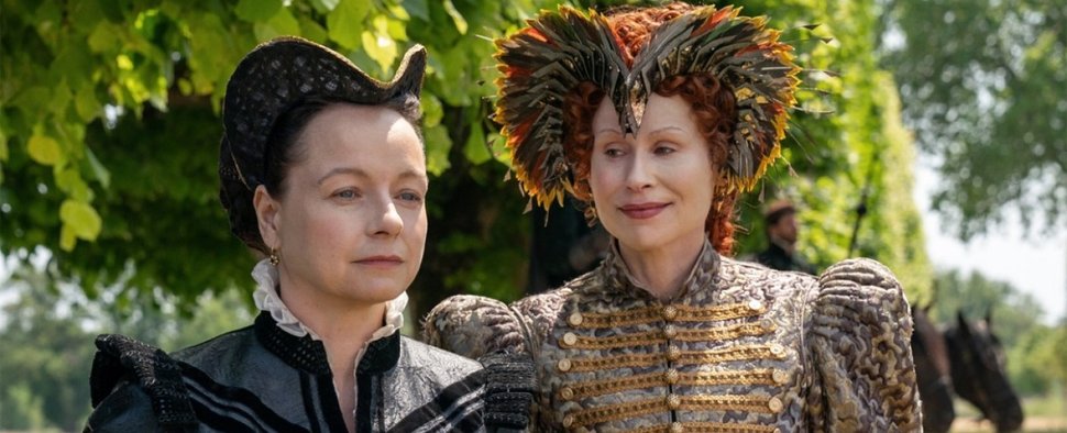 „The Serpent Queen“: Catherine (Samantha Morton, l.) mit Gegenspielerin Elizabeth I. (Minnie Driver) – Bild: Starz