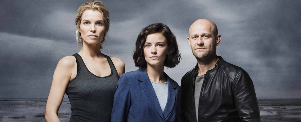 „The Team“: Nelly Winther (Marie Bach), Paula Liekens (Lynn Van Royen) und Gregor Weiss (Jürgen Vogel) sind das Team der zweiten Staffel – Bild: ZDF/Miklos Szabo